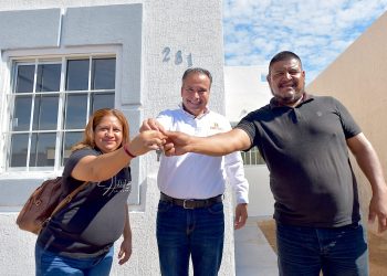 Entrega Toño Astiazarán una vivienda rescatada a pareja con discapacidad auditiva