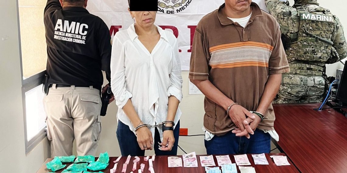 Capturados dos presuntos narcomenudistas en cateo