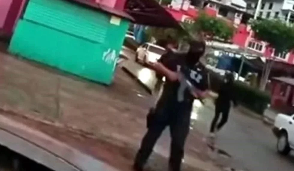 Desfila grupo armado en cinco municipios de Chiapas