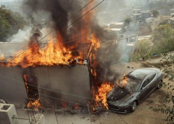 Tesla conectado a un “diablito” en un poste se incendia en calles de Tijuana