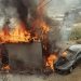 Tesla conectado a un “diablito” en un poste se incendia en calles de Tijuana