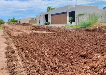 Alcalde de Huatabampo pavimenta calle de su familia y funcionario