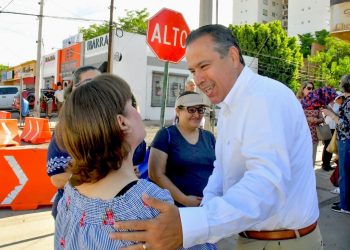 Supervisa Toño Astiazarán rehabilitación de pavimento en la calle 7