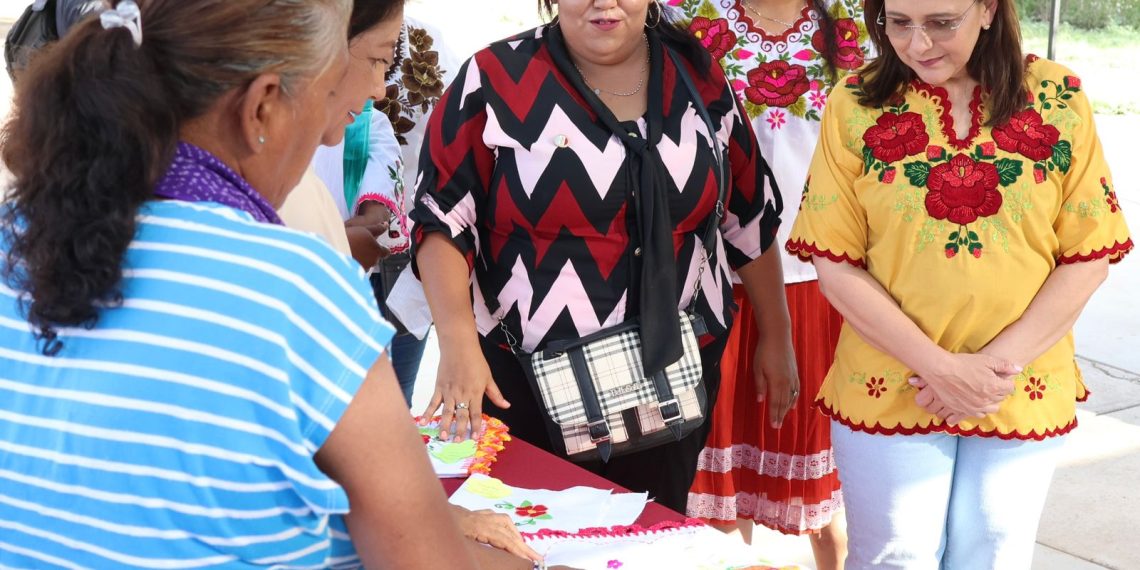 Clausura la doctora Karla Córdova González curso de bordado en Vícam.