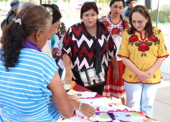 Clausura la doctora Karla Córdova González curso de bordado en Vícam.