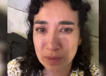 Flor Amargo es detenida por cantar en la calle