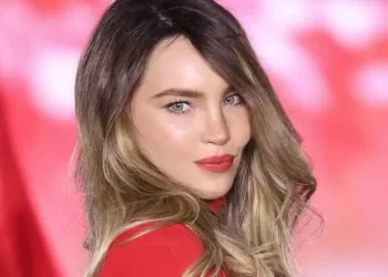 Belinda es captada llorando tras caer en pasarela