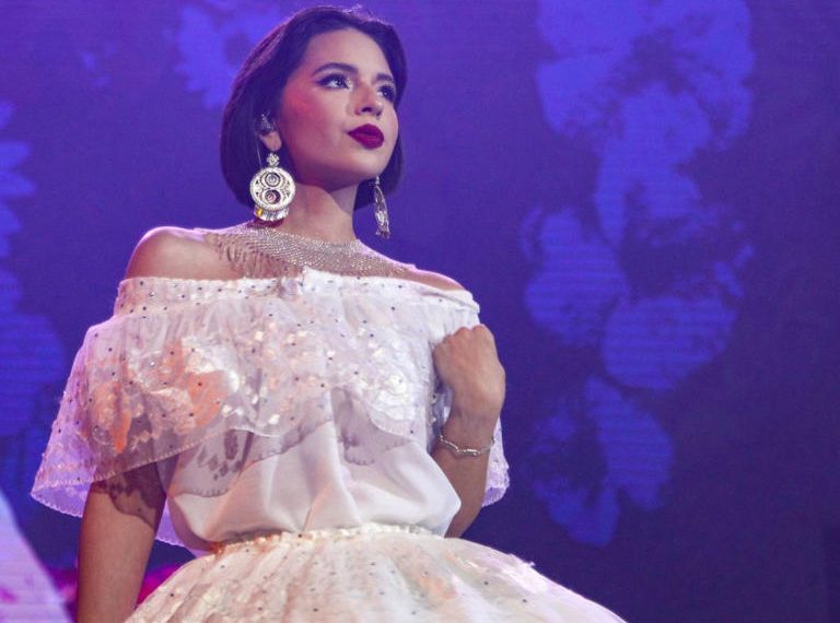 Ángela Aguilar es demandada por una excorista