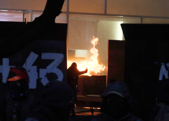 Encapuchados realizan conatos de incendio y pintas por la desaparición de los 43 normalistas