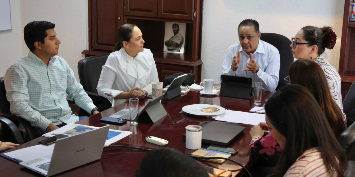 Acude doctora Karla Córdova González a reunión en la Secretaría de Infraestructura y Desarrollo Urbano (Sidur).