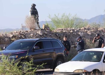 Detienen a jóvenes con cuerpo sin vida en vehículo circulando al sur de Hermosillo