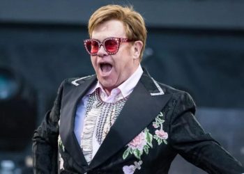 Elton John sufre pérdida de visión en un ojo a causa de una infección
