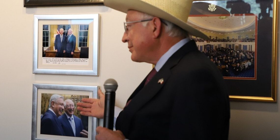 Reaparece Ken Salazar e insiste en amagos; niega que sea injerencia