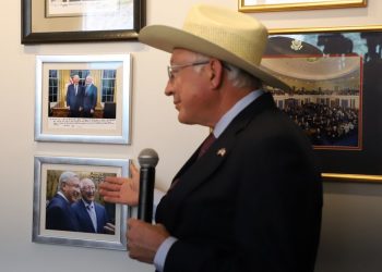 Reaparece Ken Salazar e insiste en amagos; niega que sea injerencia