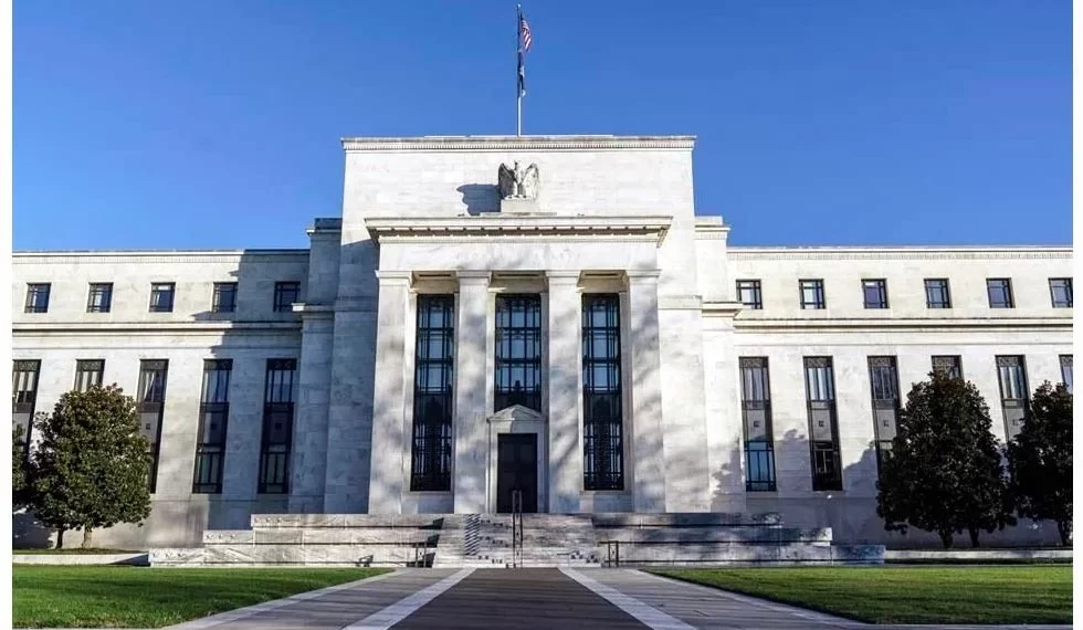 Recorta FED tasas en 50 puntos