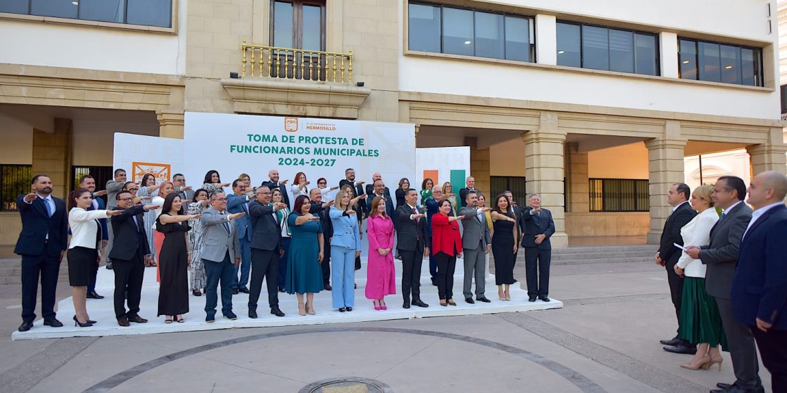 Toño Astiazarán toma protesta a nuevos funcionarios municipales