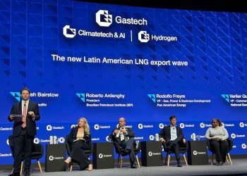 Promueve Gobernador Durazo Plan Sonora en Expoenergética más grande del mundo