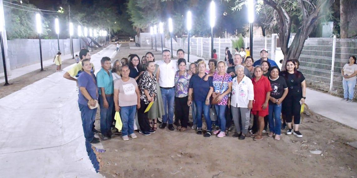 Entrega Toño Astiazarán andador iluminado en la colonia Café Combate