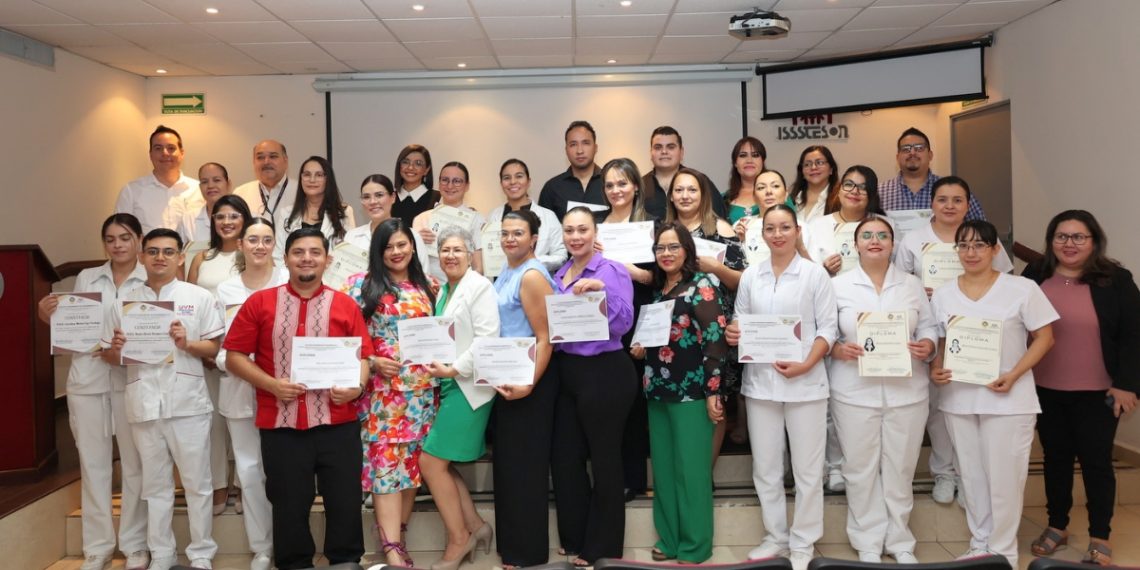 Culminan enfermeros y enfermeras diplomados en salud materna y cuidados oncológicos en Isssteson