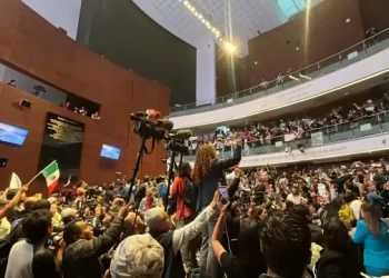 “¡Traidores!” Manifestantes ingresan al Senado e irrumpen sesión