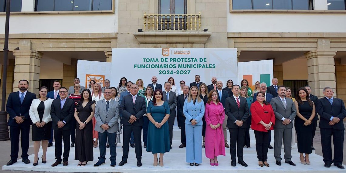 Toño Astiazarán toma protesta a nuevos funcionarios municipales