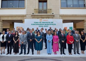 Toño Astiazarán toma protesta a nuevos funcionarios municipales