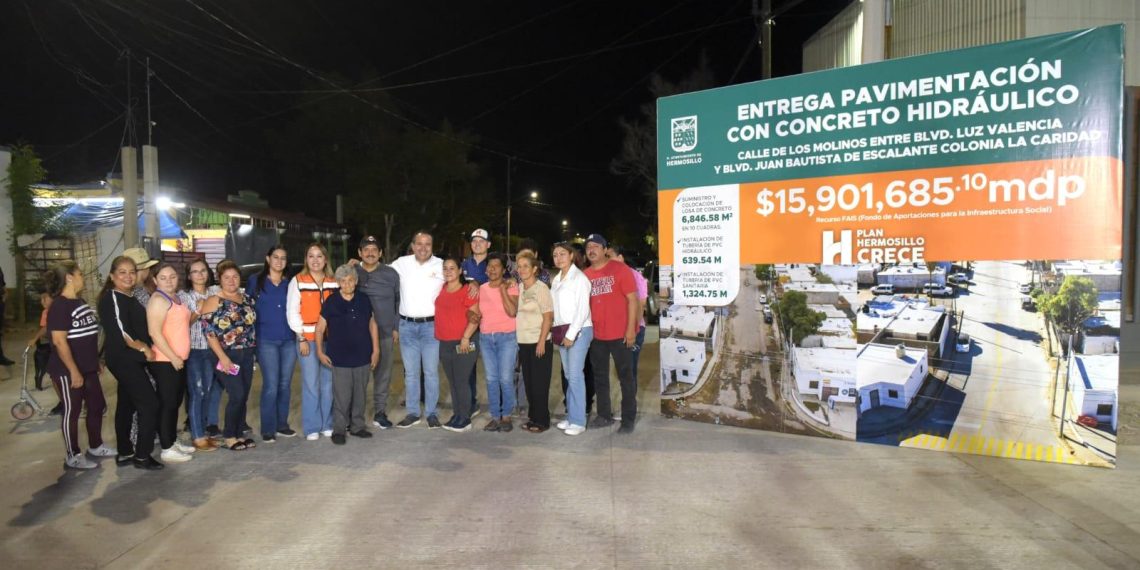 Celebra Toño Astiazarán con vecinos pavimentación de calle Los Molinos