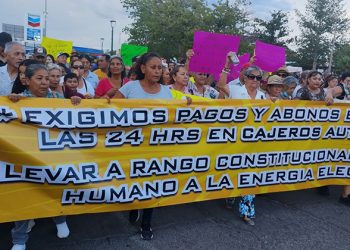 Marchan integrantes de la Unión de Usuarios contra la CFE