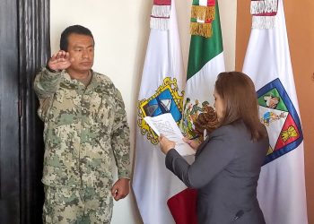 Toma protesta doctora Karla Córdova González al nuevo Comisario de Seguridad Pública.