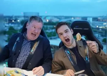 Padre de Liam Payne llega al hotel donde murió el cantante