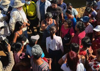 Recorre Sheinbaum la colonia Alejo Peralta de Acapulco, una de las más dañadas por “John”