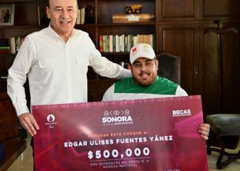 Entrega Gobernador Durazo estímulo económico a Edgar Fuentes, medallista en Juegos Paralímpicos París 2024