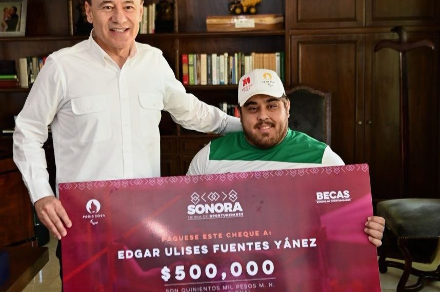Entrega Gobernador Durazo estímulo económico a Edgar Fuentes, medallista en Juegos Paralímpicos París 2024