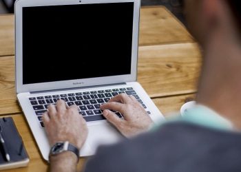 Uno de cada cuatro internautas deja sus actividades por navegar en la web