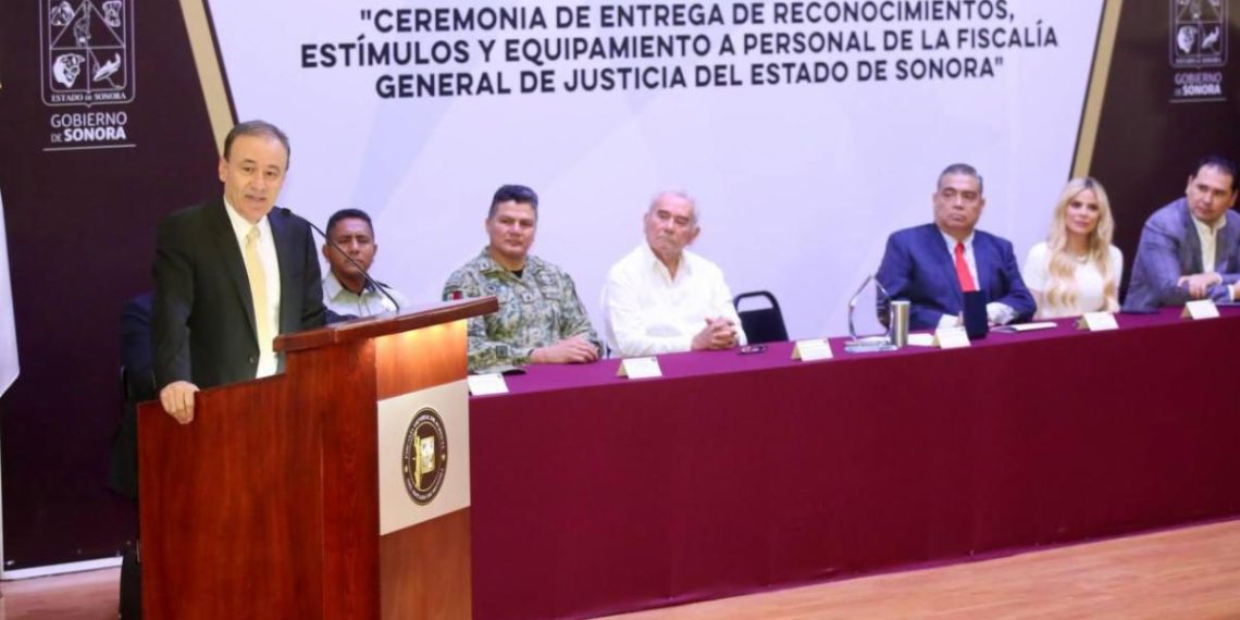 Gobernador Durazo entrega reconocimientos, equipo táctico y patrullas a personal de la FGJE
