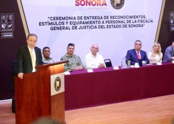 Gobernador Durazo entrega reconocimientos, equipo táctico y patrullas a personal de la FGJE