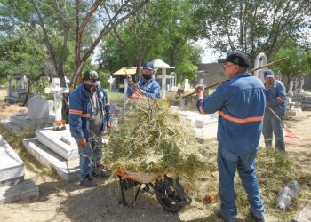 Lleva Servicios Públicos avance de 55 por ciento en limpieza de panteones