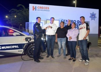 Entrega Toño Astiazarán Centro de Respuesta Inmediata y patrulla en Villas del Sur