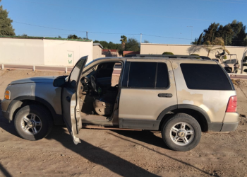 Localizan camioneta abandonada con cargadores y cartuchos