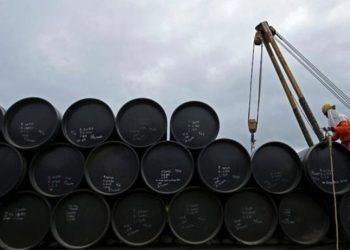 Petróleo crudo sube más de un 2%, en vísperas de elección de Estados Unidos