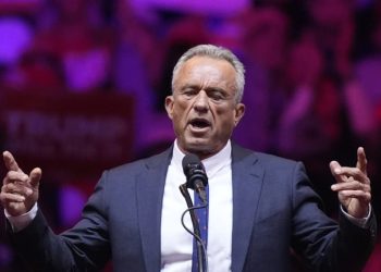 Nombraría Trump Secretario de Salud a activista antivacunas