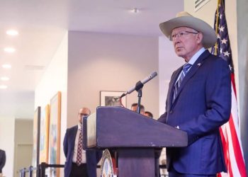 Estrategia de abrazos no balazos no funcionó, afirma Ken Salazar