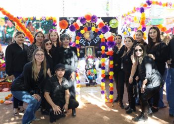 Celebra Isssteson a fieles difuntos con altares, calaveras literarias y catrinas