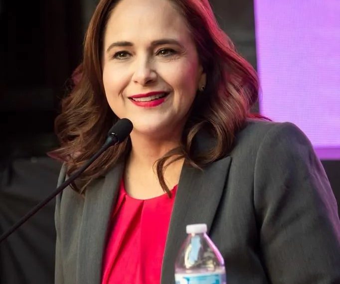 Invita doctora Karla Córdova González a las actividades navideñas.