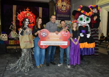 Con gran éxito celebran Toño Astiazarán  y Patty Ruibal tradiciones con VI Festival de Día de Muertos