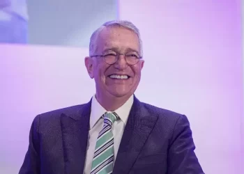 Salinas Pliego pide a colaboradores de TV Azteca que “dejen de usar el ‘lenguaje woke'”