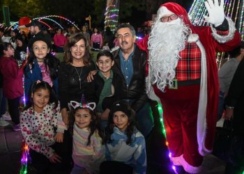 Se ilumina Parque Infantil Ostimuri con su gran encendido del árbol navideño 2024