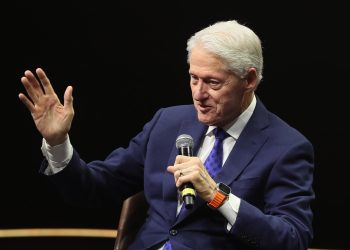 Bill Clinton es hospitalizado en Washington