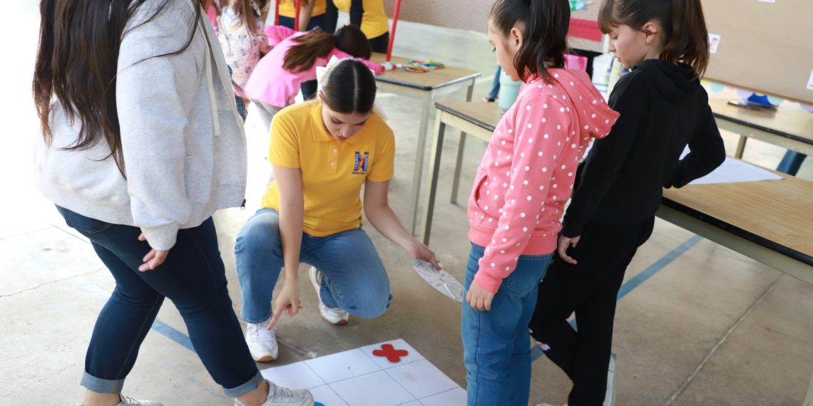 Estudiantes normalistas apoyan a niñas de casa hogar con servicio comunitario