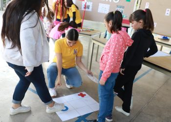 Estudiantes normalistas apoyan a niñas de casa hogar con servicio comunitario